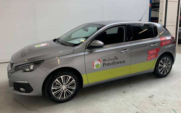 Nous réalisons des marquages publicitaires de véhicules légers et des poids lourds.